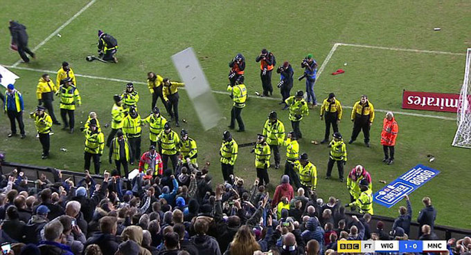 Aguero bị CĐV Wigan đánh sau trận thua sốc
